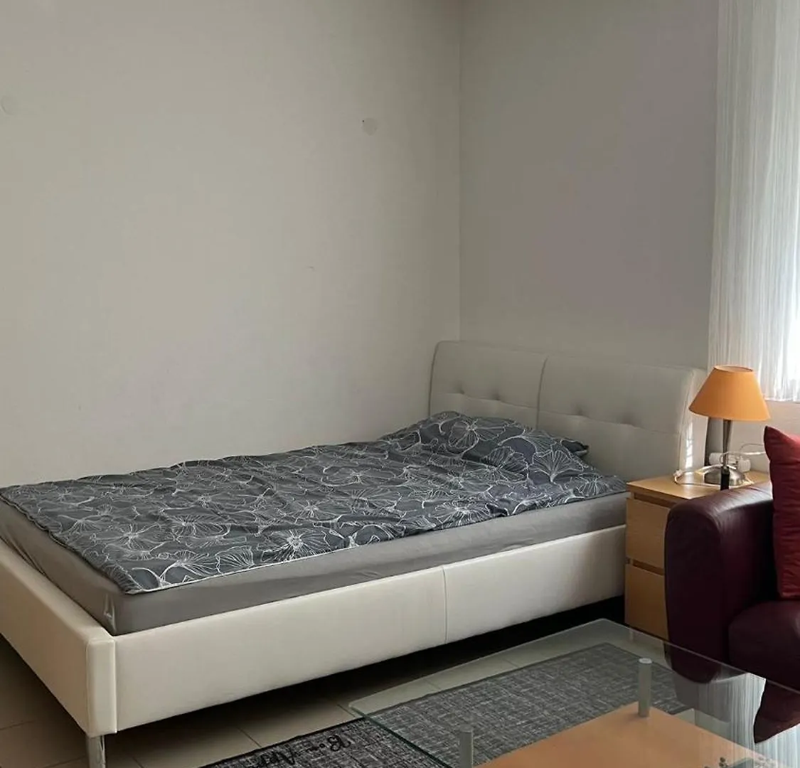 Homestay Zimmer Mit Eigenem Bad Und Kueche In Reihenhaus Munich Germany