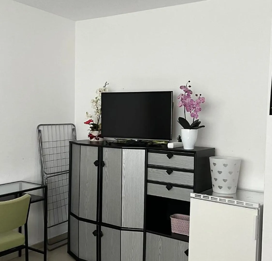 Zimmer Mit Eigenem Bad Und Kueche In Reihenhaus Munich Germany