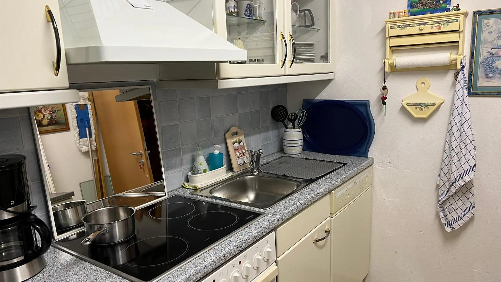 Zimmer Mit Eigenem Bad Und Kueche In Reihenhaus Munich Homestay